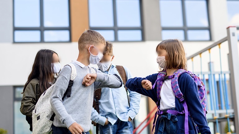 Τέλος η μάσκα σε σχολεία και πανεπιστήμια – Υποχρεωτική χρήση μόνο στις εξετάσεις