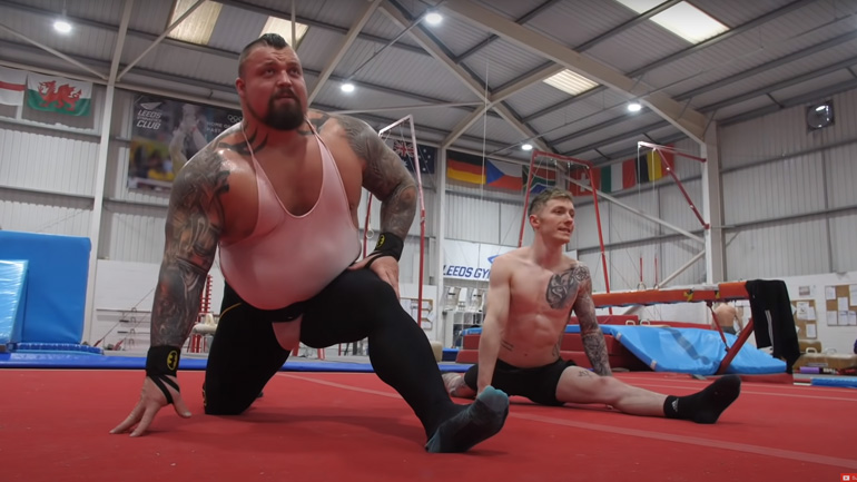 Ο πιο δυνατός άντρας του κόσμου συναντά την καλλιτεχνική γυμναστική