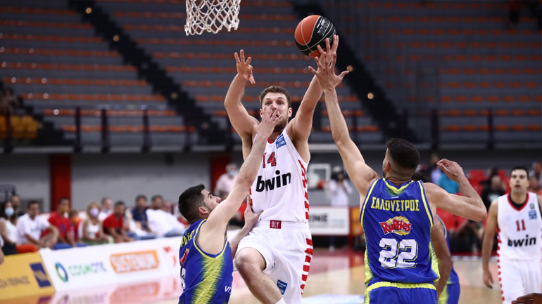 Ανέβασε στροφές στο τέλος ο Ολυμπιακός, 79-67 το Περιστέρι