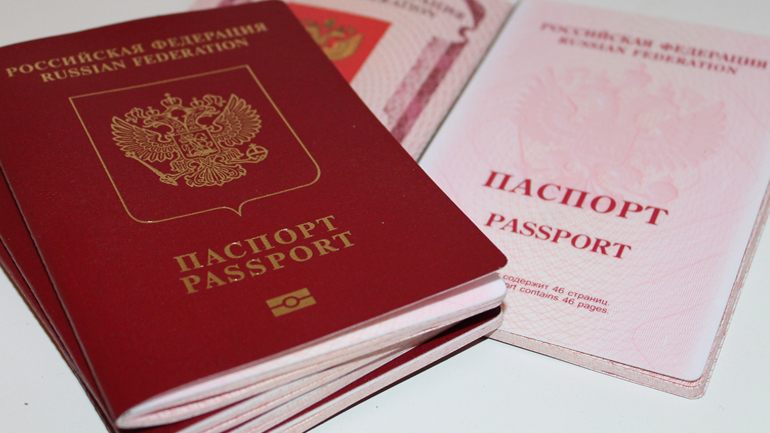 Ρωσία: Προσφέρει άμεσα υπηκοότητα και διαβατήρια στους κατοίκους της κατεχόμενης Ουκρανίας