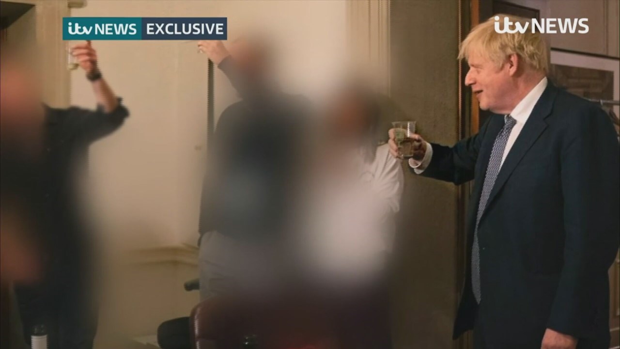 Παραδόθηκε στον Μπόρις Τζόνσον η έκθεση για το «Partygate»