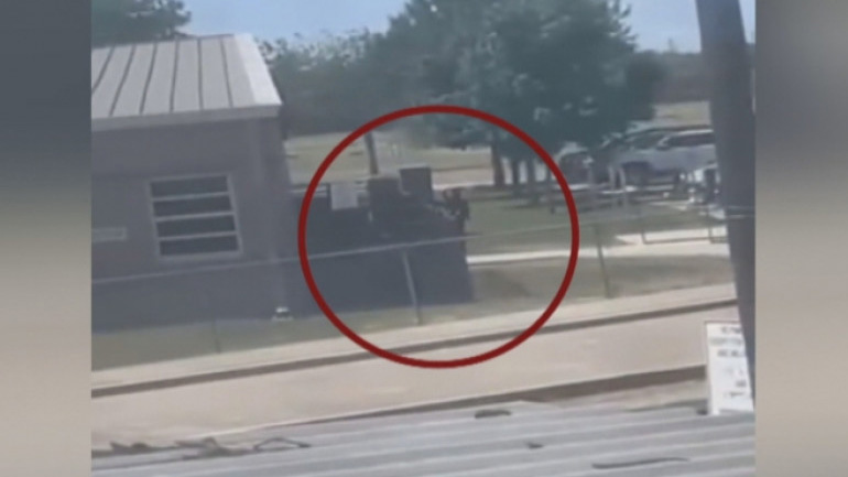 Τέξας: Βίντεο ντοκουμέντο από τη στιγμή που ο μακελάρης μπαίνει στο σχολείο Τέξας: Βίντεο ντοκουμέντο από τη στιγμή που ο μακελάρης μπαίνει στο σχολείο