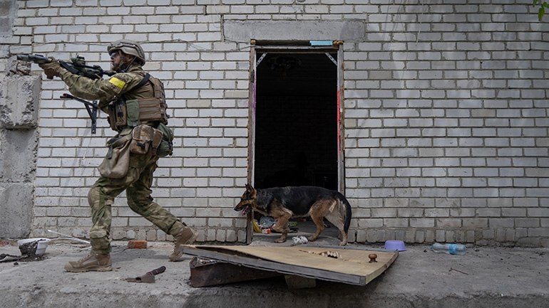 Οι μάχες πλησιάζουν στο Σεβεροντονέτσκ της ανατολικής Ουκρανίας
