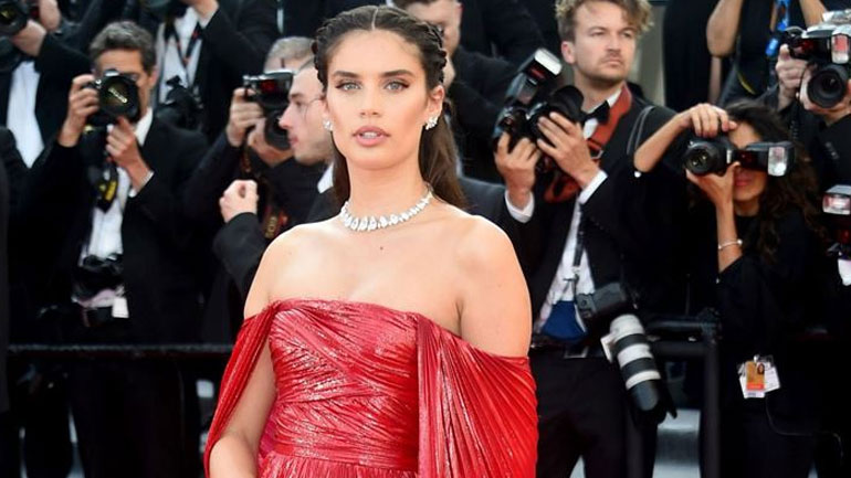 Το χτένισμα της Sara Sampaio στις Κάννες είναι ιδανικό για τα καλοκαιρινά μας βράδια
