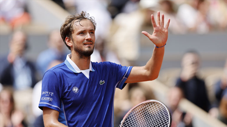 Ρολάν Γκαρός: Προχωρά ακάθεκτος στο Παρίσι ο Μεντβέντεφ