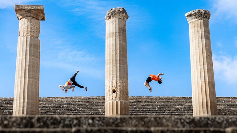 Πώς θα σου φαινόταν ένα τουρ στην πόλη της Λίνδου… κάνοντας freerunning;