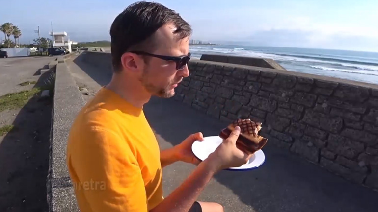 Απολαμβάνοντας ένα σάντουιτς δίπλα στη θάλασσα