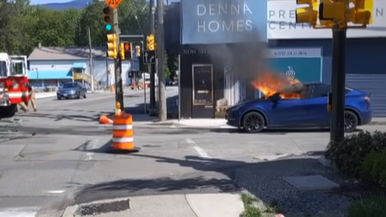 Tesla πήρε φωτιά όσο ήταν σταματημένο σε φανάρι. Οι πόρτες μπλόκαραν και ο οδηγός εγκλωβίστηκε 