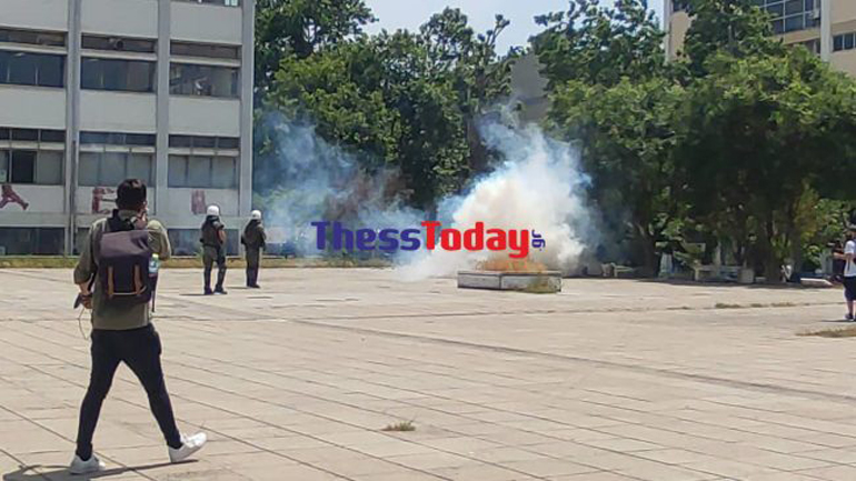 ΑΠΘ: Νέος γύρος επεισοδίων – Δακρυγόνα και πετροπόλεμος στη ΣΘΕ