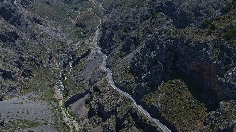 Κρήτη: Εντυπωσιακές εναέριες εικόνες από το Κουρταλιώτικο φαράγγι!