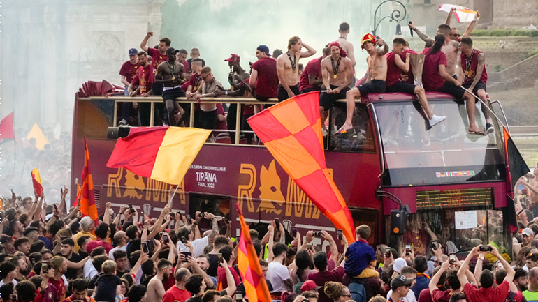 Αποθέωση της τροπαιούχου Ρόμα από 100.000 φίλους της στην «Αιώνια Πόλη»