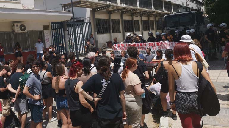 ΑΠΘ: Διαμαρτυρία φοιτητών έξω από τον χώρο της Βιβλιοθήκης