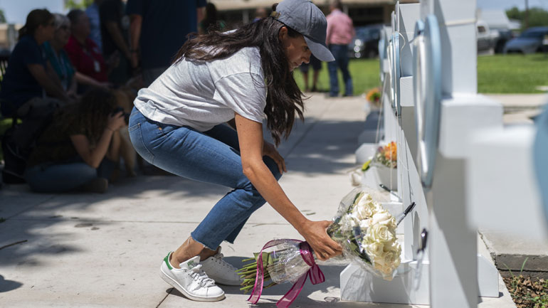Τέξας: Η Μέγκαν Μαρκλ απέτισε φόρο τιμής στη μνήμη των θυμάτων
