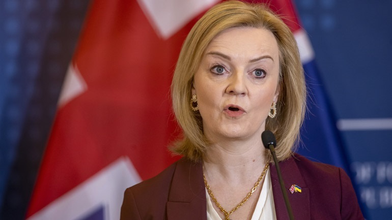 Λιζ Τρας: Είναι απολύτως νόμιμο να στηρίζουμε την Ουκρανία με τεθωρακισμένα και αεροπλάνα