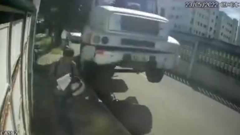 Φορτηγό σηκώνεται στον αέρα