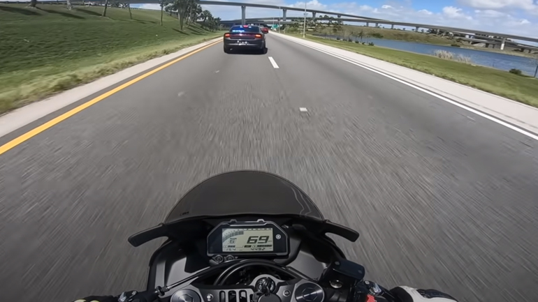 Περιπολικό «κοκκαλώνει» αναίτια στην αριστερή λωρίδα και μηχανόβιος πέφτει πάνω του