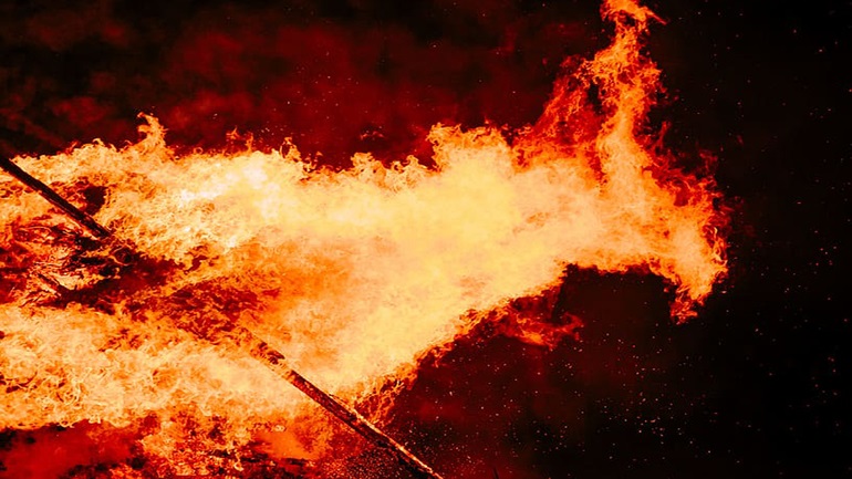 Θεσσαλονίκη: Έβαλε φωτιά σε κλεμμένο φορτηγό και κινδύνευσε δασύλλιο στην Ευκαρπία