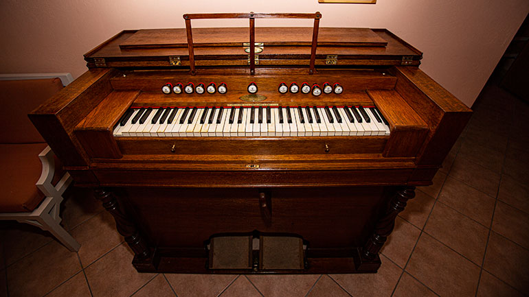 Ζωντανεύουν οι μελωδίες από ένα ξεχασμένο αερόφωνο αρμόνιο του 1885