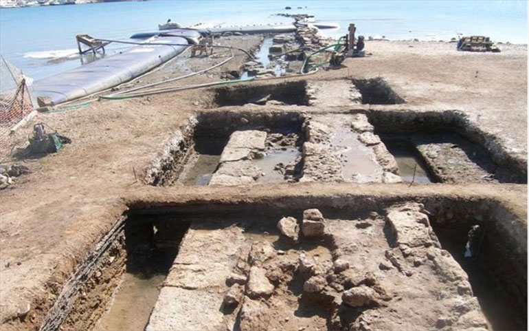 Γενική άποψη του αποκαλυφθέντος σκέλους του επιθαλάσσιου τείχους της Κλασικής πόλης και του νεώτερου μώλου