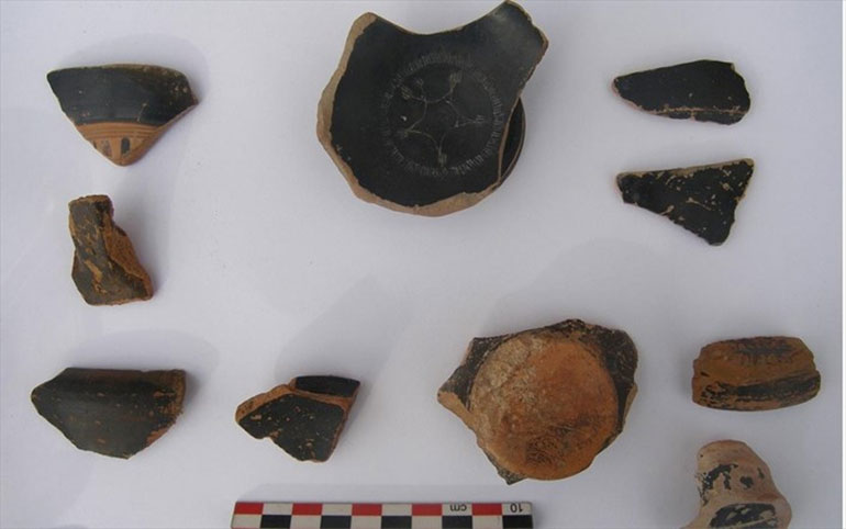 Δείγματα μελαμβαφούς Υστεροκλασικής κεραμεικής, από την ανασκαφή του τείχους