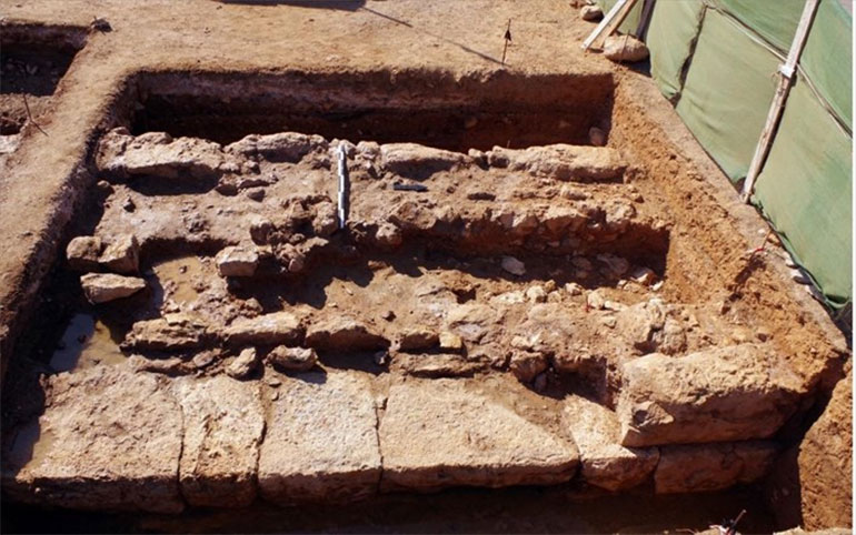 Άποψη μέρους του ανατολικού μετώπου (από λιθοπλίνθους) του επιθαλάσσιου τείχους της Κλασικής πόλης