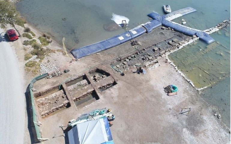 Αεροφωτογραφία του χώρου των ερευνών, με την πορεία τμήματος του επιθαλάσσιου τείχους της Κλασικής πόλης