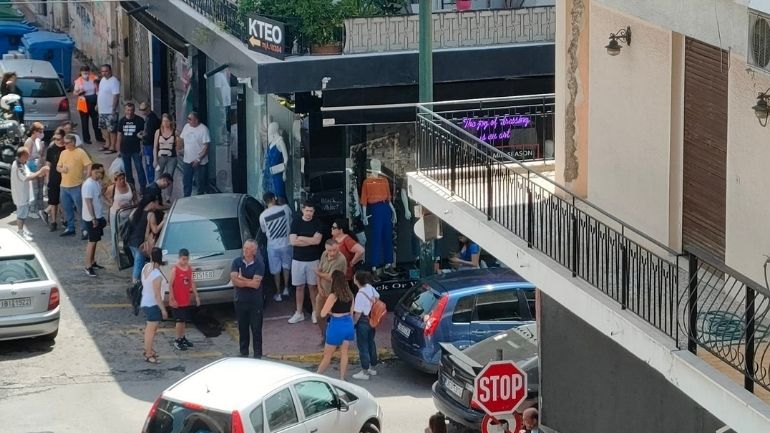 Ίλιον: Αυτοκίνητο «καρφώθηκε» σε τζαμαρία καταστήματος Ίλιον: Αυτοκίνητο «καρφώθηκε» σε τζαμαρία καταστήματος