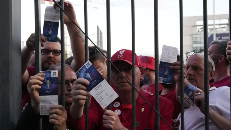 Τελικός Champions League: Οπαδοί της Λίβερπουλ έξω από το γήπεδο με εισιτήριο, τους ψεκάζει με σπρέι πιπεριού η αστυνομία! Τελικός Champions League: Οπαδοί της Λίβερπουλ έξω από το γήπεδο με εισιτήριο, τους ψεκάζει με σπρέι πιπεριού η αστυνομία!