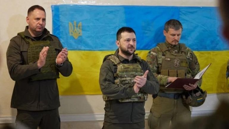 Ουκρανία: Ο Ζελένσκι επισκέφθηκε στρατιώτες της πρώτης γραμμής που μάχονται στο Χάρκοβο Ουκρανία: Ο Ζελένσκι επισκέφθηκε στρατιώτες της πρώτης γραμμής που μάχονται στο Χάρκοβο