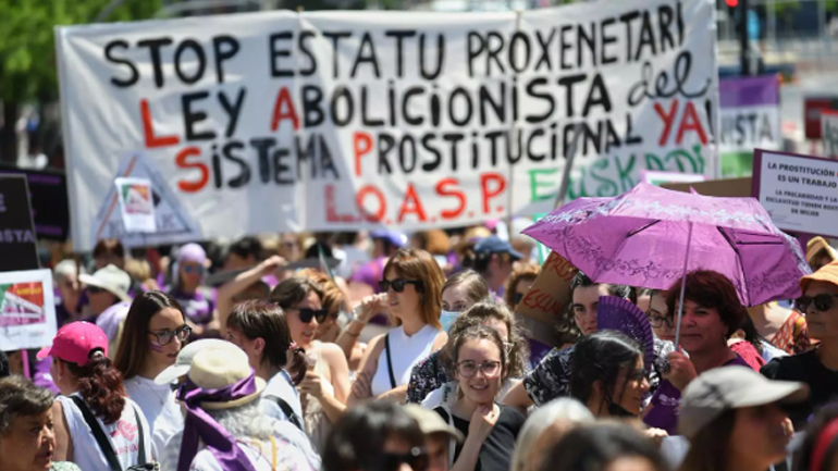 Μαδρίτη: Διαδήλωσαν χιλιάδες γυναίκες κατά της πορνείας