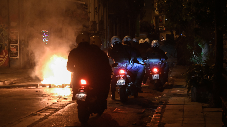 Επίθεση με μολότοφ κατά αστυνομικών στα Εξάρχεια