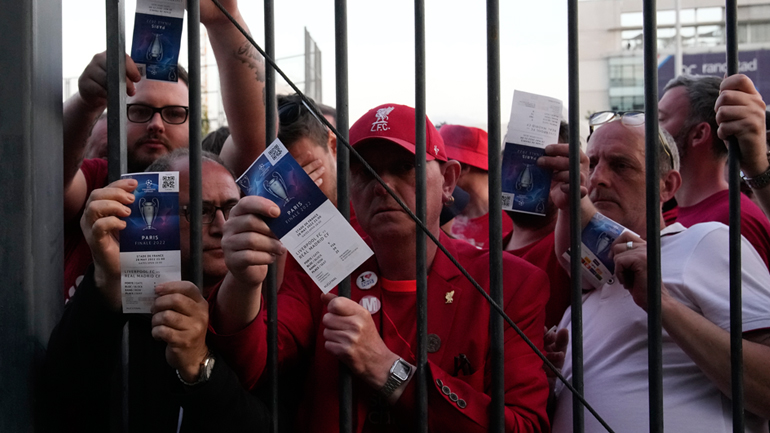 UEFA: Μπλοκαρίστηκαν τα τουρνικέ από πλαστά εισιτήρια οπαδών της Λίβερπουλ