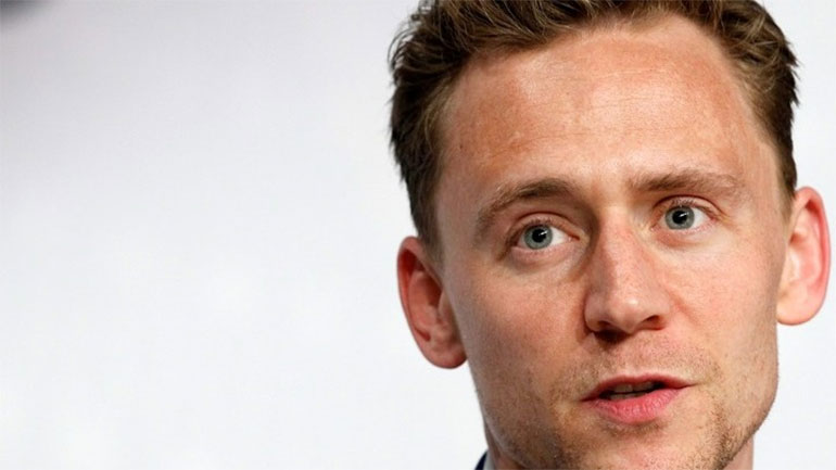 Ο Τομ Χίντλστον εξεπλάγη που το τραγούδι του στα νορβηγικά έγινε viral