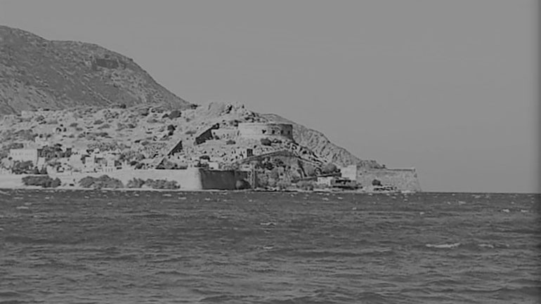 Σπιναλόγκα – Το ασάλευτο καράβι με την κίτρινη σημαία της καραντίνας