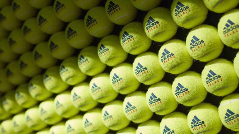 Πώς και πού κατασκευάζονται τα μπαλάκια του τένις που παίζει ο Τσιτσιπάς και οι υπόλοιποι