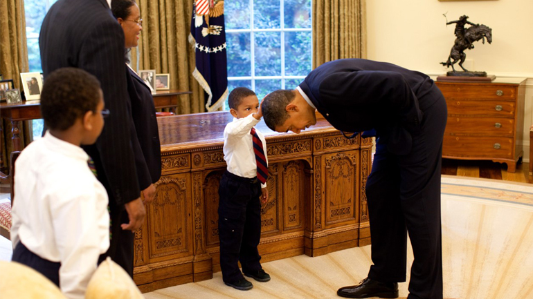 «Μαλλιά σαν τα δικά μου»: Όταν ο Μπάρακ Ομπάμα συναντά και πάλι το αγόρι που του χάϊδεψε τα μαλλιά