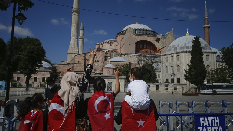 Νέες προκλήσεις από την Τουρκία – Κατηγορεί τον Δένδια για επεκτατισμό λόγω του tweet για την Αγία Σοφία