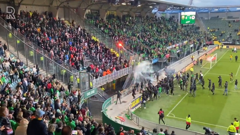 Ολλανδία: Η Εξέλσιορ ανέβηκε στην Eredivisie σε απίθανο μπαράζ που σημαδεύτηκε από επεισόδια