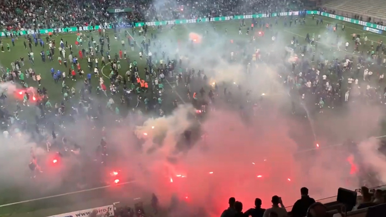 Υποβιβάστηκε η Σεντ Ετιέν – Εισβολή στο γήπεδο και επεισόδια των οπαδών της – Ανέβηκε η Οσέρ
