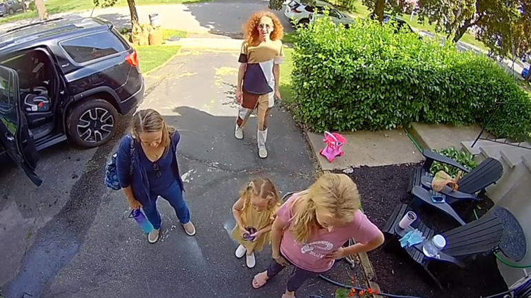 Άντρας πλησιάζει δύο γυναίκες για να ζητήσει πληροφορίες