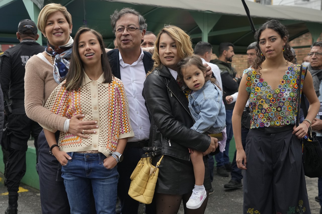 Ο νικητής του πρώτου γύρου των εκλογών για την προεδρία στην Κολομβία με την οικογένειά του
