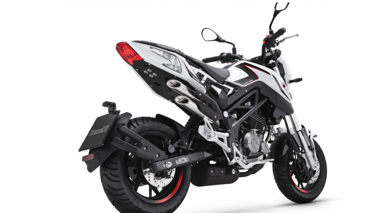 Οι κοφτές εξατμίσεις και τα νεανικά γραφικά δίνουν μια σπορ αισθητική στη μοτοσικλέτα!