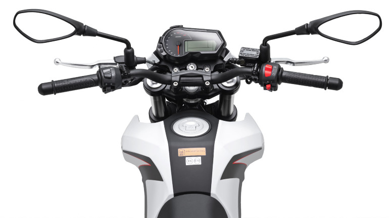 Αναλογικό στροφόμετρο σε συνδυασμό με ψηφιακή οθόνη στα όργανα.