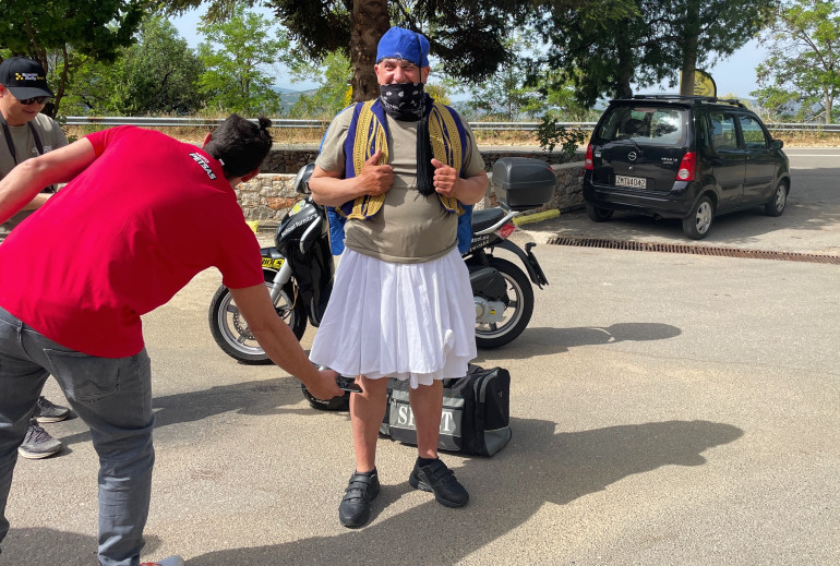 Η «μασκότ» του αγώνα, ο ανεπανάληπτος Θανάσης Ζαχαριάδης! Έκανε όλο τον αγώνα με φουστανέλα!