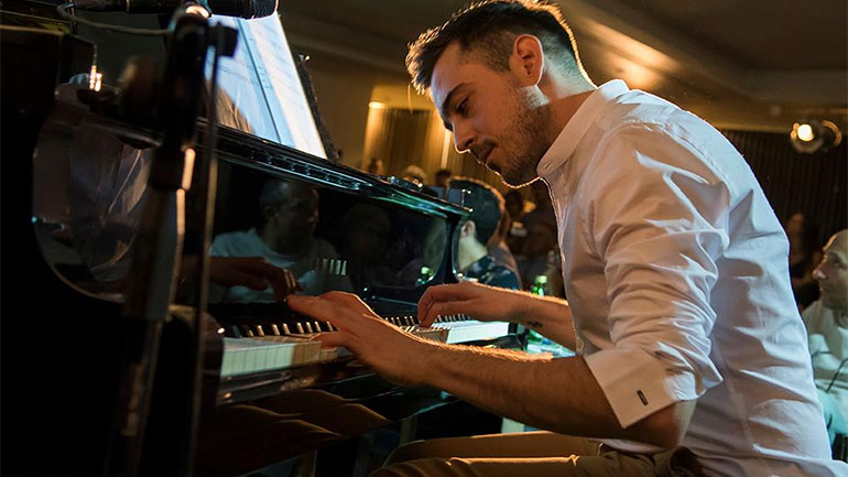 Ο Σπύρος Παρασκευάκος επιστρέφει στη σκηνή του Faust