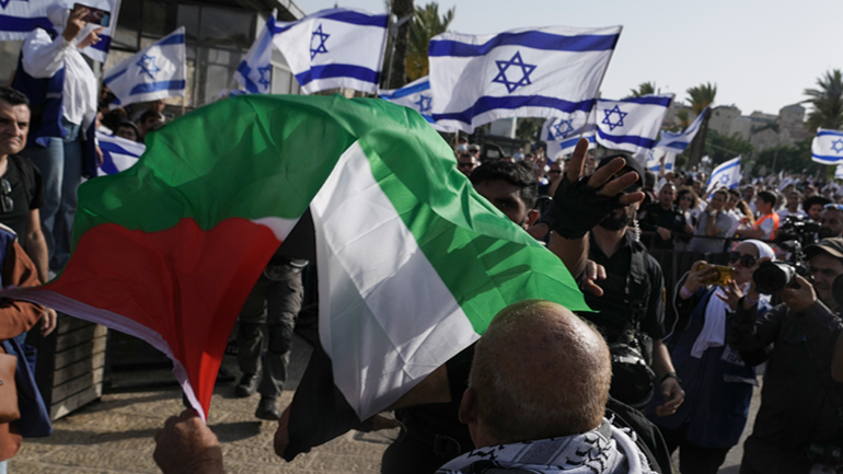 Χιλιάδες Ισραηλινοί μετείχαν στην υπό ένταση πορεία των σημαιών στην Ιερουσαλήμ Χιλιάδες Ισραηλινοί μετείχαν στην υπό ένταση πορεία των σημαιών στην Ιερουσαλήμ