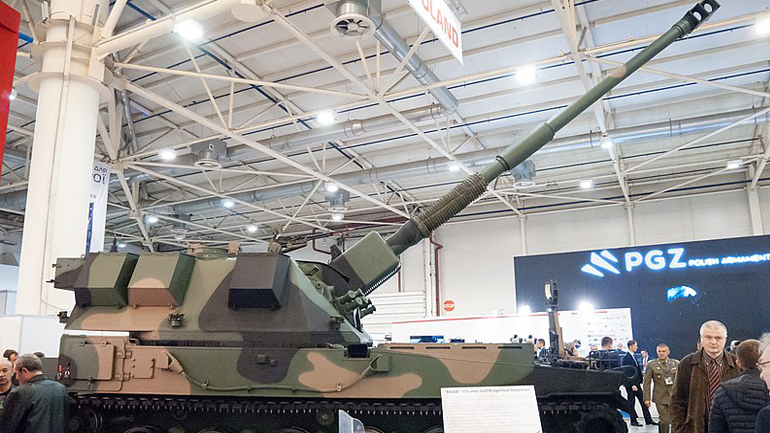 Πολωνία: Έστειλε στην Ουκρανία 18 αυτοκινούμενα πυροβόλα