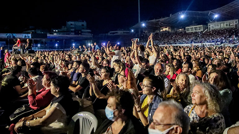 Συναυλία στη Νέα Σμύρνη διοργάνωσαν το ΚΚΕ και η οικογένεια του Δημήτρη Μητροπάνου – Δείτε φωτογραφίες και βίντεο