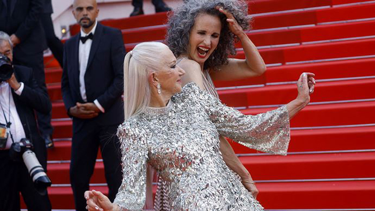 Helen Mirren και Andie MacDowell χορεύουν στο κόκκινο χαλί των Καννών και κλέβουν τις εντυπώσεις