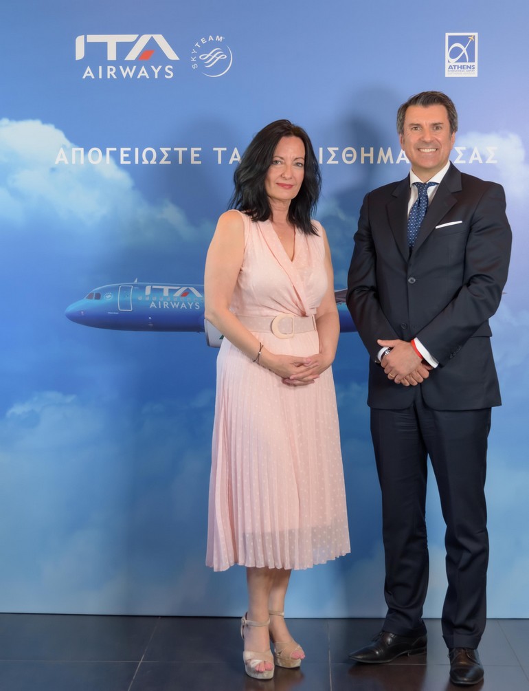 Η κ. Ιωάννα Παπαδοπούλου, Διευθύντρια Επικοινωνίας & Μάρκετινγκ, Διεθνής Αερολιμένας Αθηνών και ο κ. Pierfrancesco Carino, VP International Sales, ITA AIRWAYS